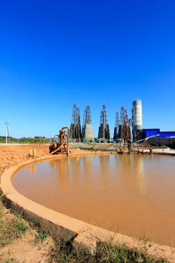 LUANNAN COUNTY - 13 Ekim: MaCheng demir madeninde sondaj sondajı ve sarı su, 13 Ekim 2014, Luannan County, Hebei Eyaleti, Çin