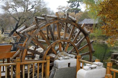 CHENGDE CITY - 20 Ekim: Chengde Dağı tatil beldesinde geleneksel Çin tarzı su çarkı, 20 Ekim 2014, Chengde City, Hebei Eyaleti, Çin