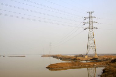 yüksek voltajlı elektrikli çelik tüp kulesi gökyüzünün altında, kuzey Çin