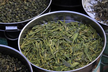 Metal kutuda çay, fotoğrafa yakın çekim.