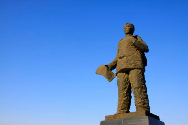 Karda şehir heykeli, fotoğrafa yakın çekim.