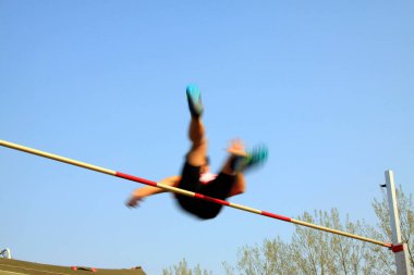 Spor sahnesindeki yüksek atlama sporcuları, fotoğraflara yakın çekim