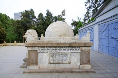 Shijiazhuang - 27 Nisan: Norman Bethune mezarı, Kuzey Çin askeri şehit mezarlığı, 27 Nisan 2015, Shijiazhuang şehri, Hebei bölgesi, Çin