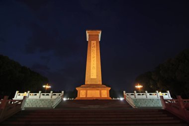 Shijiazhuang - 27 Nisan 2015 'te, Çin' in kuzeyinde, Çin 'in Hebei Eyaleti, Shijiazhuang şehrinde, şehit mezarlığında, gece yarısı mermer anıt dikildi.