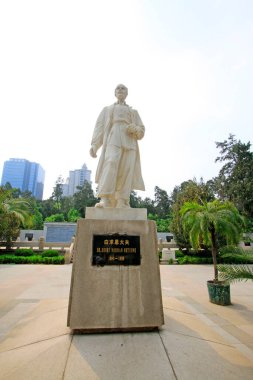 Shijiazhuang - 28 Nisan 2015 'te Kuzey Çin' deki askeri şehit mezarlığındaki Norman Bethune heykeli, Shijiazhuang şehri, Hebei, Çin