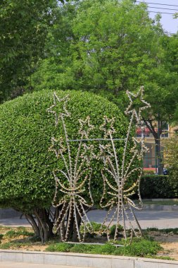 Metal modelleme ve yeşil bitkiler, fotoğraflara yakın çekim