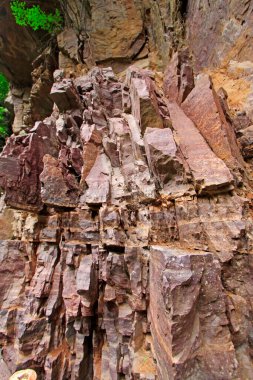 Kahverengi kayalar, fotoğrafa yakın çekim.