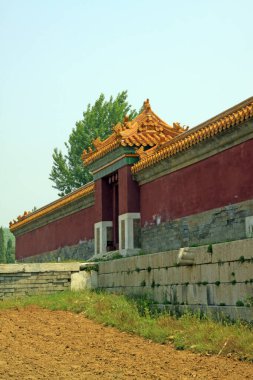 Qing Hanedanlığı 'nın Doğu Kraliyet Mezarlığı' ndaki Çin antik mimari manzarası.