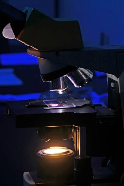 Karanlık ortamda mikroskobik mercek, fotoğrafa yakın çekim