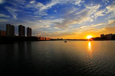 Akşamları nehir manzarası