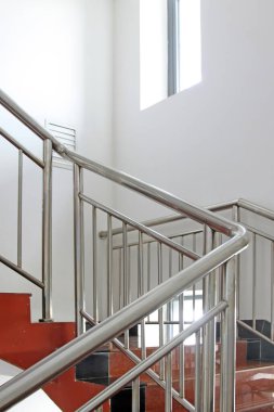Merdiven korkulukları paslanmaz çelik, fotoğrafa yakın çekim.