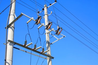 Mavi gökyüzünde elektrikli güç ekipmanı, fotoğrafa yakın çekim