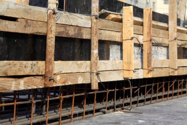 İnşaat alanındaki ahşap ve çelik stentler, fotoğrafın yakın çekimi.