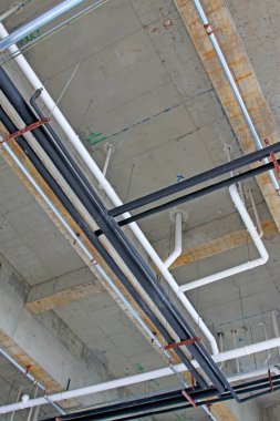 Çatıda her türlü boru var, fotoğrafa yakın çekim.