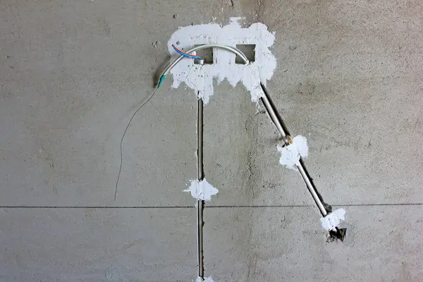 Beton duvardaki elektrik kablosu yuvası, fotoğrafa yakın çekim.