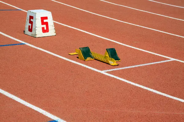 Plastik pistte başlangıç bloğu ve seri numarası işareti 