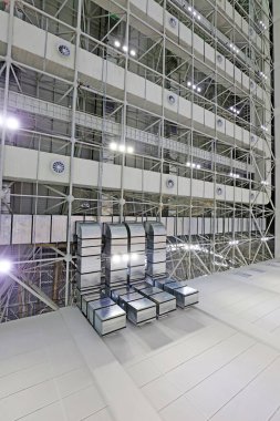 Bir salonda çelik yapı geometri inşaatı