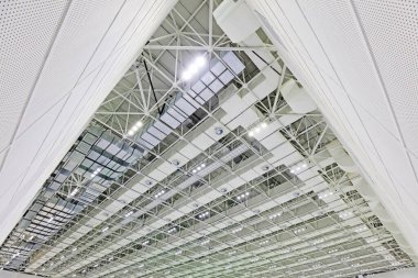 Bir salonda çelik yapı geometri inşaatı