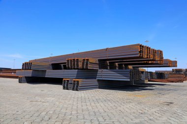 Nakliye terminalinde H şeklinde çelik yığını