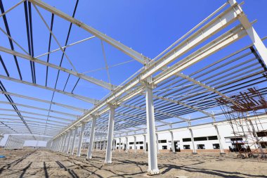 Mavi gökyüzünün altında çelik kiriş bağı, fotoğrafa yakın çekim