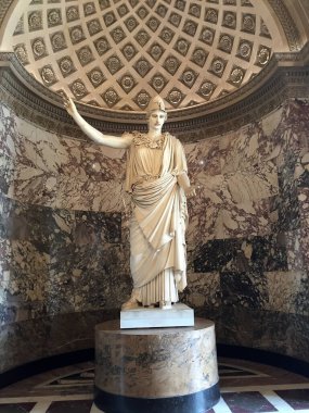 Paris - 17 Nisan 2016: Miğfer Athena, sanat koleksiyonu, Le Louvre Müzesi, Paris, Franc