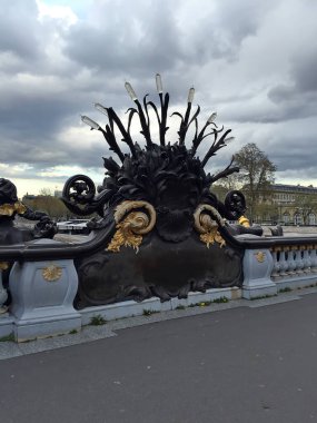 Paris Pont Alexandre III Köprüsü dekoratörü