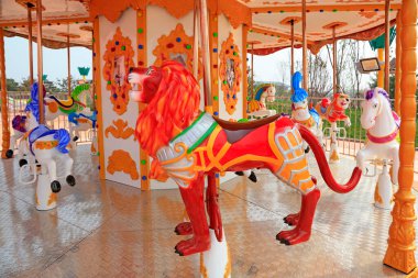 Lunaparkta hayvan modelliği için rota tesisi