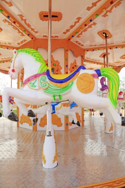 Lunaparkta hayvan modelliği için rota tesisi