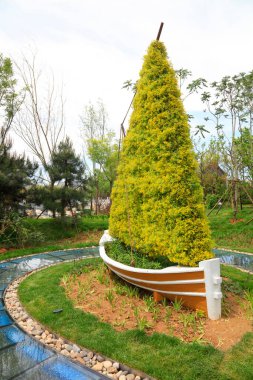 Parktaki yelkenli teknenin heykeli.