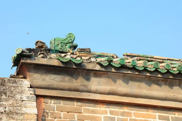 Kırık camlı kiremit duvarlar