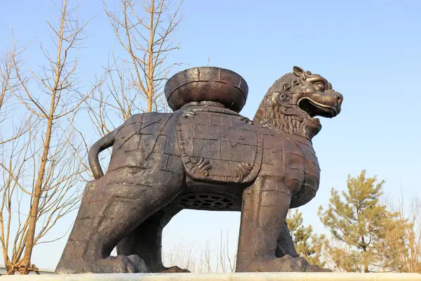 Parktaki aslan heykeli