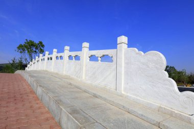 Taş köprü rayı, fotoğrafa yakın çekim.