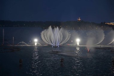 Göldeki müzik çeşmesi, fotoğrafa yakın çekim.