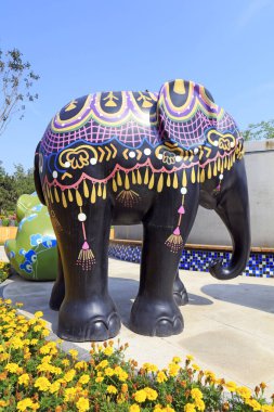 Eşitlikteki fil heykeli