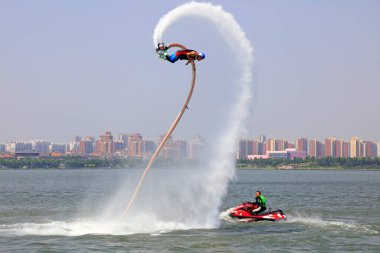 Tangshan - 19 Haziran: Su püskürtme özel efekt performansı, 19 Haziran 2016, Tangshan şehri, Çin