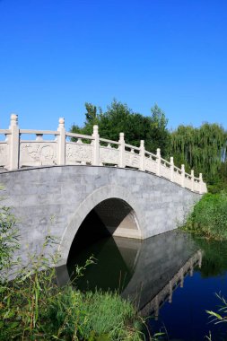 Parktaki taş köprüyü archaize et 