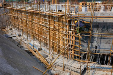 İnşaat alanında çelik boru iskelesi. 