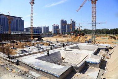 İnşaat alanı sahnesi, fotoğrafa yakın çekim.