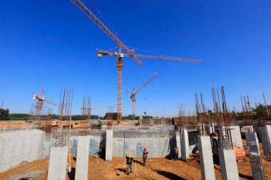 İnşaat alanında beton sütunlar