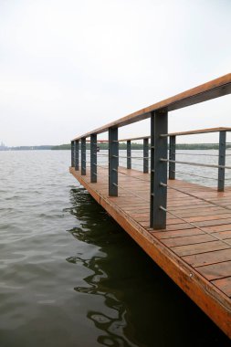 Su kenarında ahşap platform.