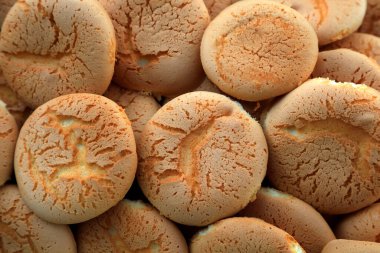 Pasta üst üste dizilmiş, fotoğrafa yakın çekim.