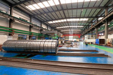 Çelik ve makineleri atölyede soyun.