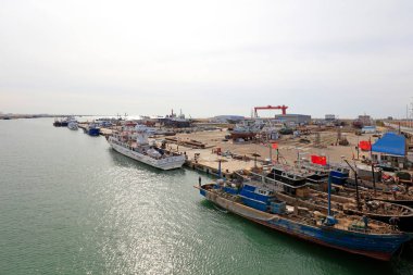 Tangshan Şehri - 28 Ekim 2016: Tangshan City, Hebei, Chin 'deki bir tersaneye yanaştı