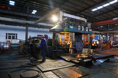 Fabrikadaki üretim makinelerini ve ekipmanları soyun.