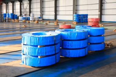 Fabrikada çelik soyuyorlar.