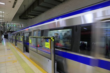 Pekin - 2 Şubat 2017: Pekin metro treni Pekin, Çin 'e giriş yapıyor