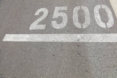 Yol üzerinde numaralar işareti