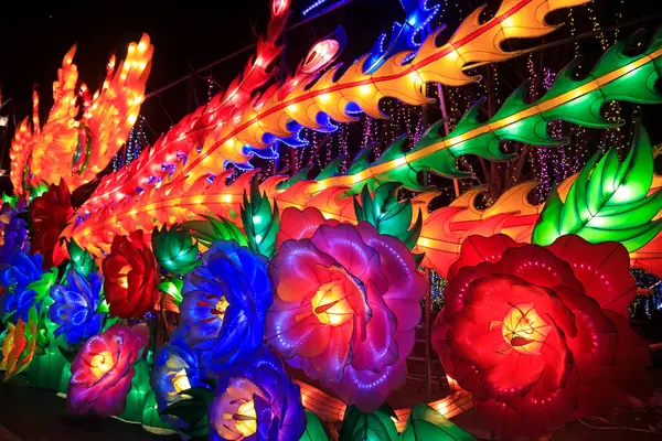 Çiçekler ve bitkiler feneri şekillendirir