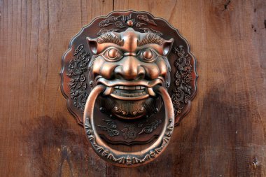 Metal kapı tokmağı, fotoğrafa yakın çekim.