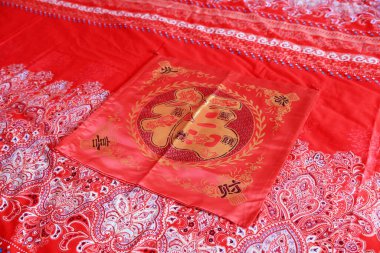 Yatağın üzerindeki kırmızı yatak.